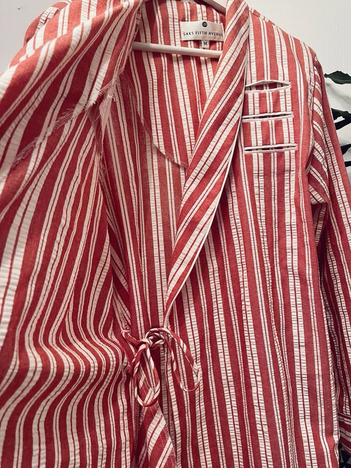 Saks Fifth Avenue Bata a Rayas Rojo y Blanco con Corbata Cintura y Bolsillo  Foto 4 de 4