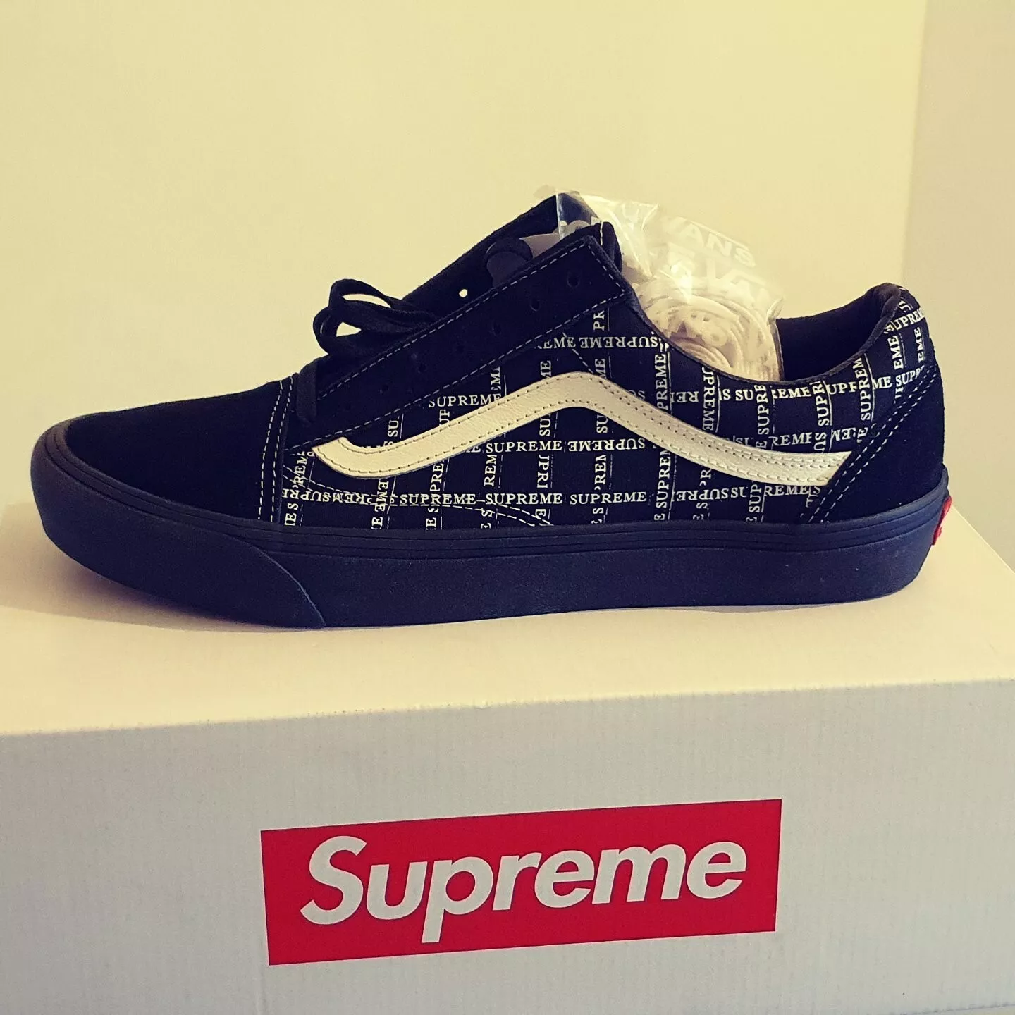 Chaussures de skateboard noires Supreme x Vans Old Skool. Taille   UK 11.