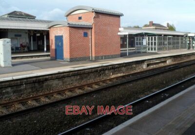 PHOTO  THE MIDDLE OF THE CENTRAL PLATFORMS TAUNTON RAILWAY STATION THESE PLATFOR