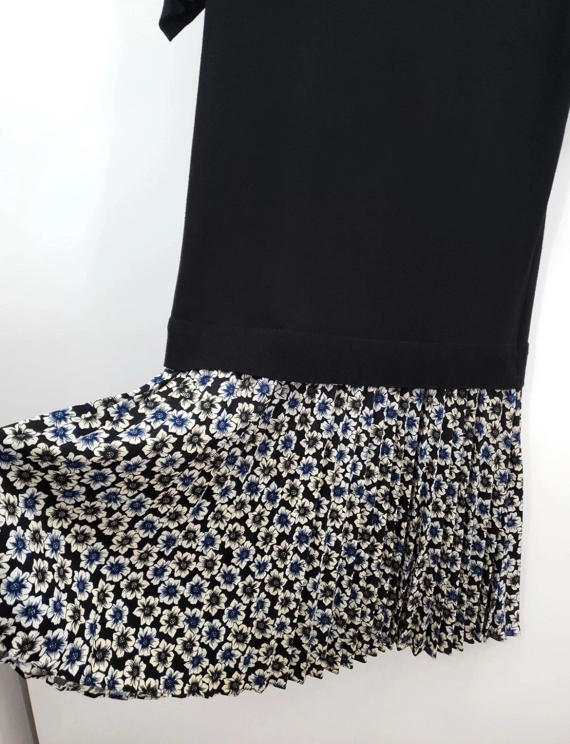 Abito medio Kate Spade Hollyhock nero in maglia e blu floreale