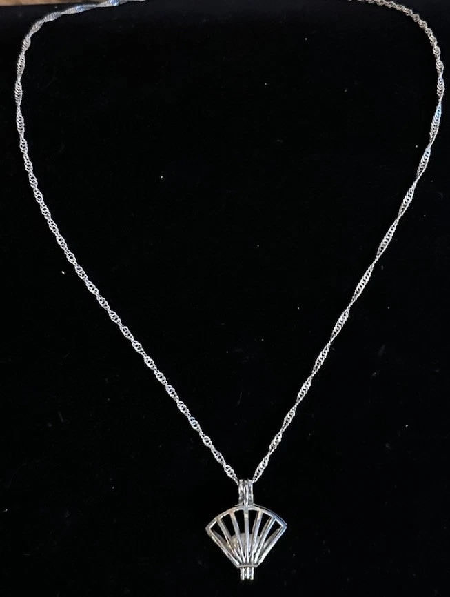 "Cáscara de almeja con colgante de collar de perlas con cadena de 16"" retorcida de oro blanco de 18 k GP" Foto 3 de 4