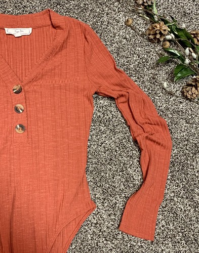 Hippie Rose Juniors' Rib-Knit Henley BodysuitS, Burnt Rust Orange Henna Button S - Bild 6 von 9
