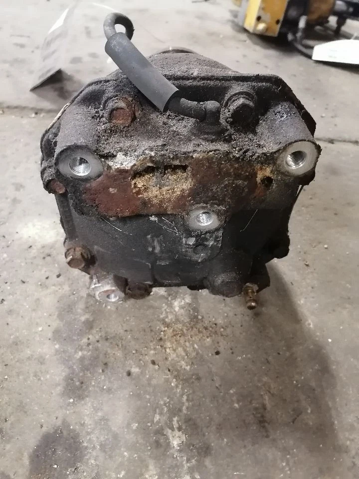 Differential Carrier Rear Axle Fits 03-06 OUTLANDER 1304094 - Image 4 of 4