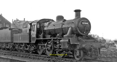 Eisenbahn Foto - New BR Standard 2MT 2-6-0 outside Swindon Works c1953