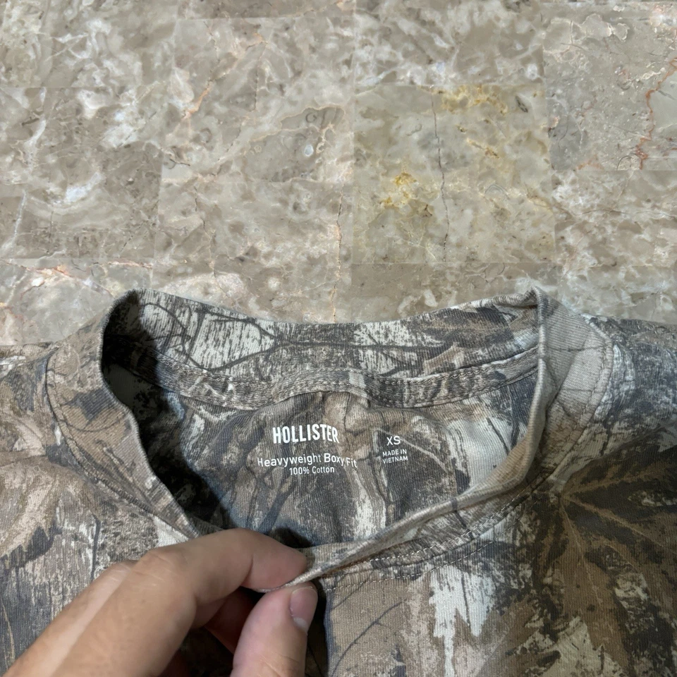 Camiseta Hollister Masculina XS Pesada Ajuste Caixinha Camuflagem Manga Curta Árvore Real - Imagem 3 de 4
