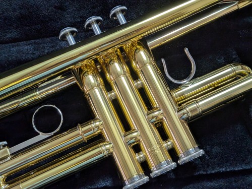YAMAHA YTR-2330 Bb Trumpet Set Near Mint w/ Case Oil Grease Manual w/Mouthpiece - Picture 9 of 18