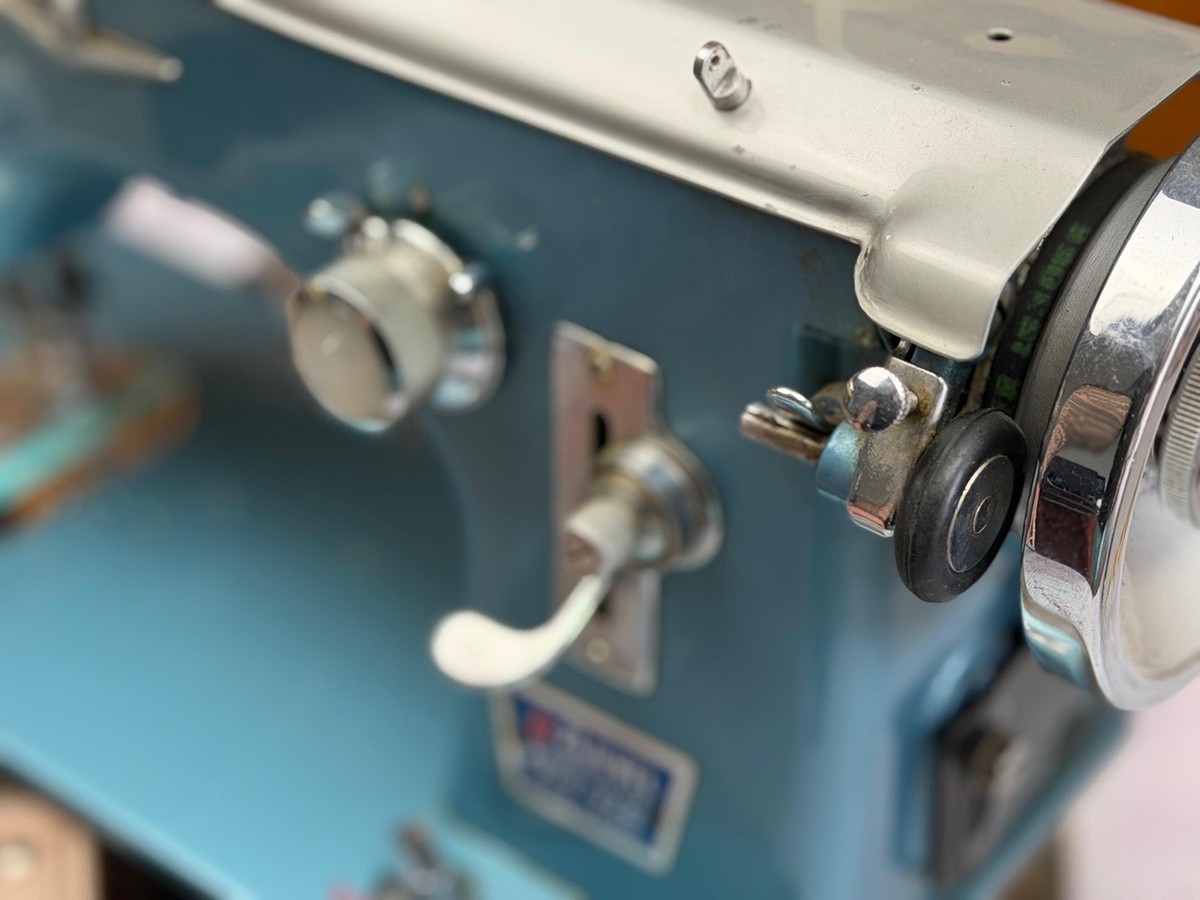 Vintage Montgomery Ward 21 Jewel Supreme Zig Zag Sewing Machine
