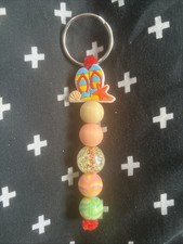 Mini portachiavi artigianale con perline atmosfera da spiaggia giallo e sandali e conchiglie