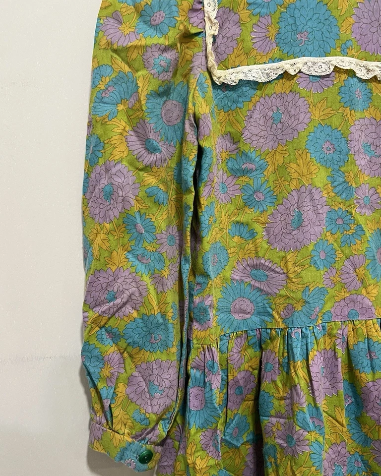 Blusa vintage años 60 hecha a mano verde, púrpura, amarillo estampado floral Cottagecore Foto 3 de 4