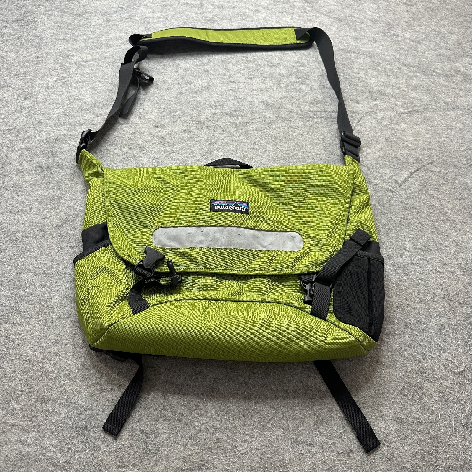 Bandolera Patagonia Verde 13" x 18" x 6" Lona Reflectante