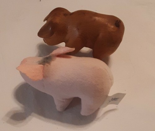 Cerdo de madera tallado a mano firmado con cerdo bebé rosa de McDonalds - Imagen 2 de 12
