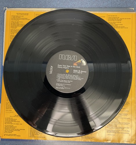 Kenny Rogers 2 LPS Eyes That See In The Dark 1983 + 1980 Greatest Hits - Picture 4 of 14