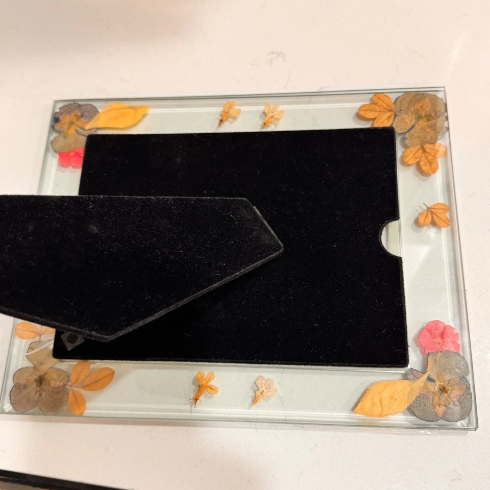 Marco de fotos de resina de flores prensadas hecho a mano de 5,5" x 7" vidrio tono plata acento Foto 3 de 4