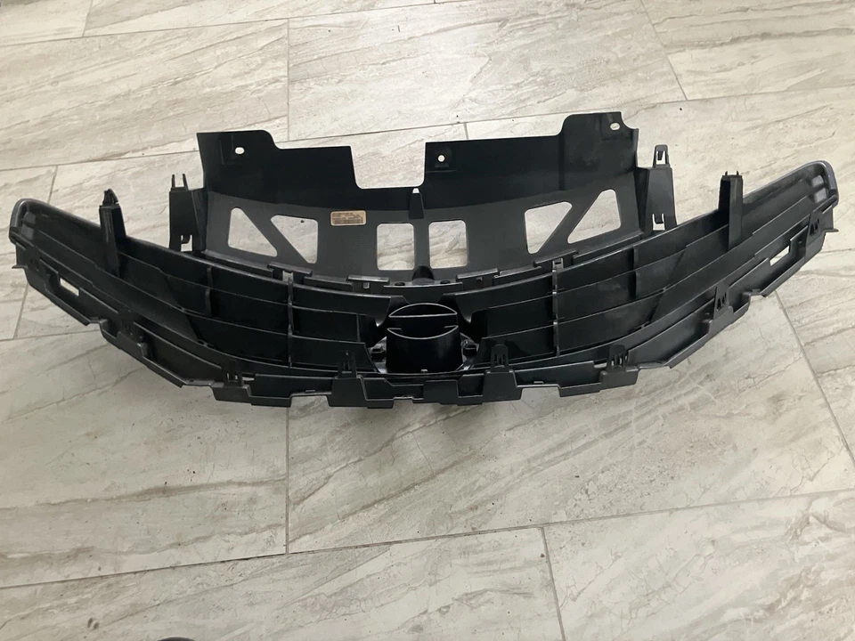 REJILLA SUPERIOR NISSAN VERSA NOTE HATCHBACK 623103VY0A OEM 2014 2015 2016 y emblema Foto 3 de 4