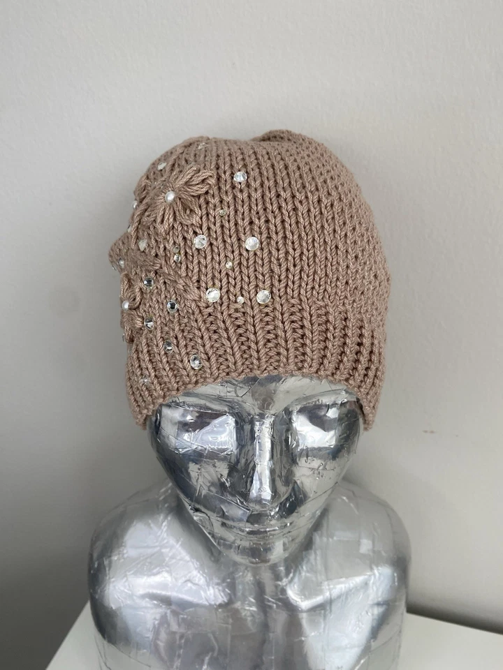 El sombrero y los guantes están hechos a mano y decorados con bordados de cuentas Foto 3 de 4