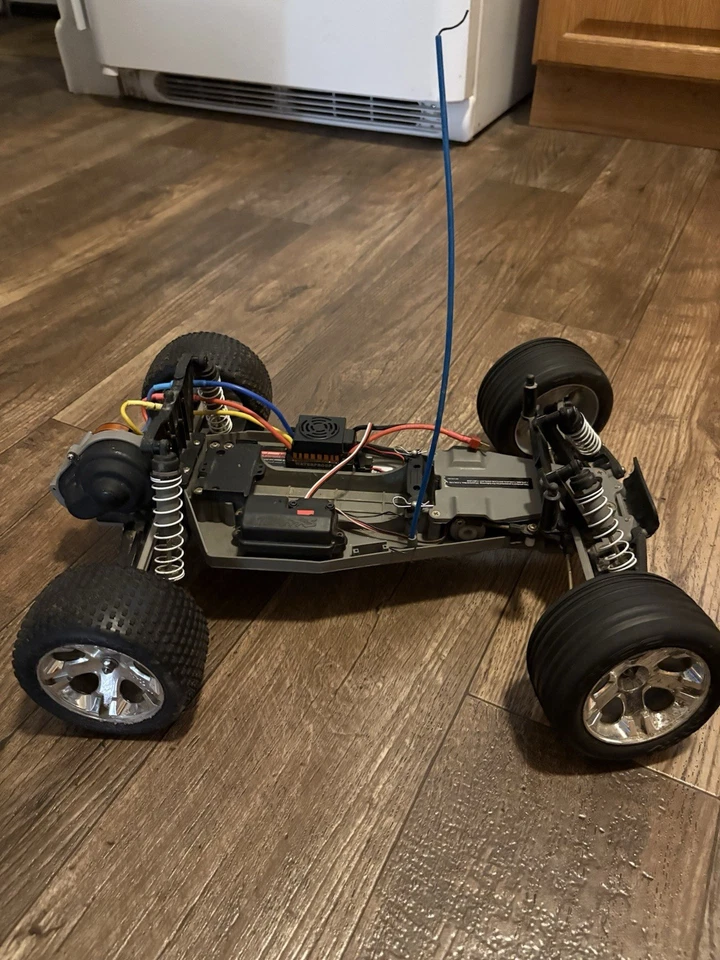 Brushless Traxxas Rustler Radio Control 1/10 Stadium Truck FAST!!! Runs great!! - Image 3 of 4