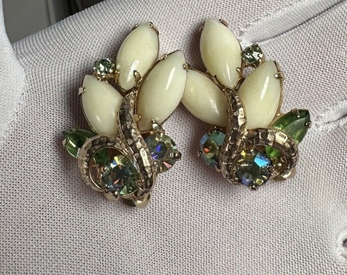 Weiss Rhinestone Milk Glass AB Rhinestone Earrings Clip On Creamy VTG Signed - Picture 3 of 3