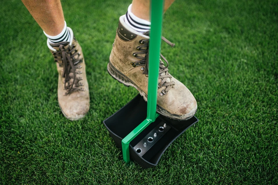 Rasenspecht - Handaerifizierer / Rasenbelüfter mit Auffangwanne