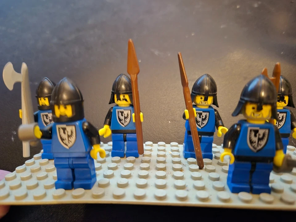 LEGO  Minifiguren - 6 Ritter mit Bewaffnung (Set 3) - Bild 2 von 2