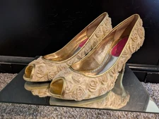 SIZE 8.5 Poetic License Peep Toe Pumps Heels, Wedding Date, Champagne Gold Roses