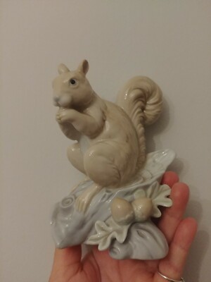 Großes Vintage Pastell Porzellan Eichhörnchen auf Baumstumpf mit Eicheln Japan Taiwan