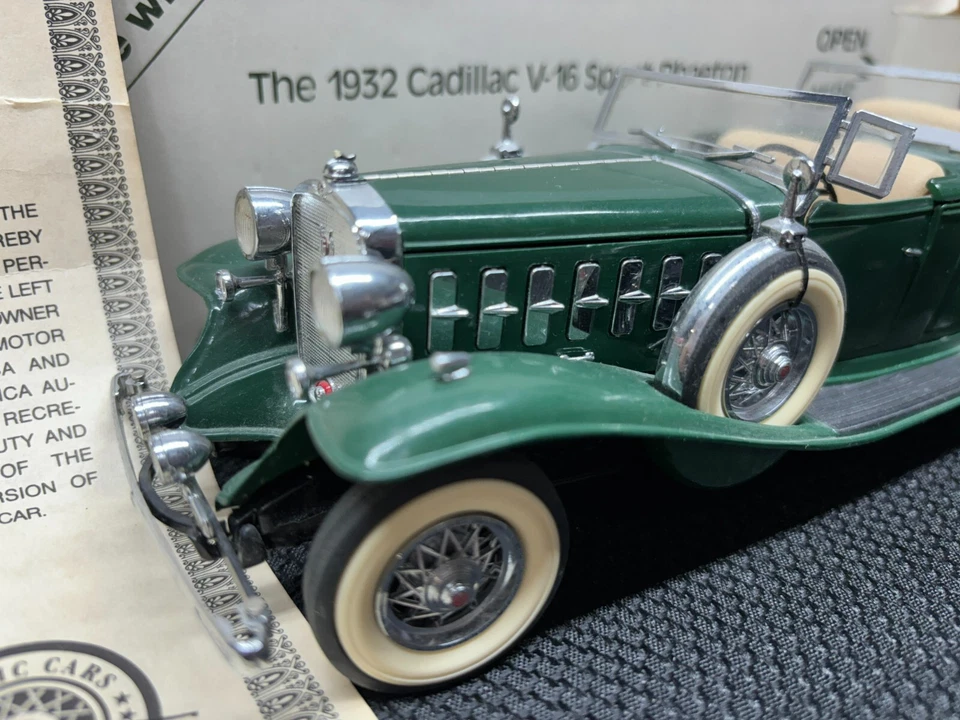 Danbury Mint ~ 1932 Cadillac V-16 Sport Phaeton  ~ Scale  1:24 ~ w/Box  *damaged - Image 2 of 4
