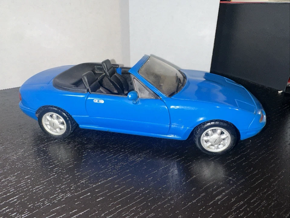 1/18 MAZDA MX-5 EUNOS MIATA, EN AZUL DE KYOSHO, SIN CAJA Foto 2 de 4