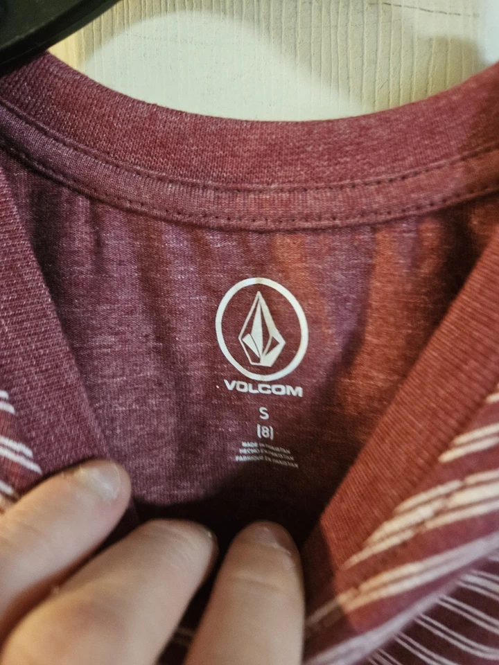 Camiseta listrada Volcom Boys: vermelha/branca: nova com etiquetas: tamanho P (8) - Imagem 4 de 4