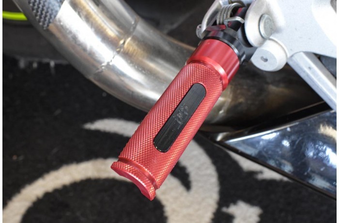 Cale-pieds passager ZZR 1100 rouge et noir pour le confort en road-trip duo - 3