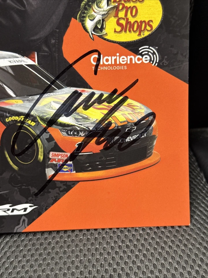 Tarjeta de héroe autografiada Carson Kvapil #1 Bass Pro Shops NASCAR serie Xfinity 2025 Foto 2 de 3
