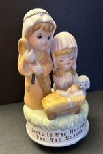 Vtg Porcelain Christmas Music Box “Jesus Loves Me” Children Nativity Figures