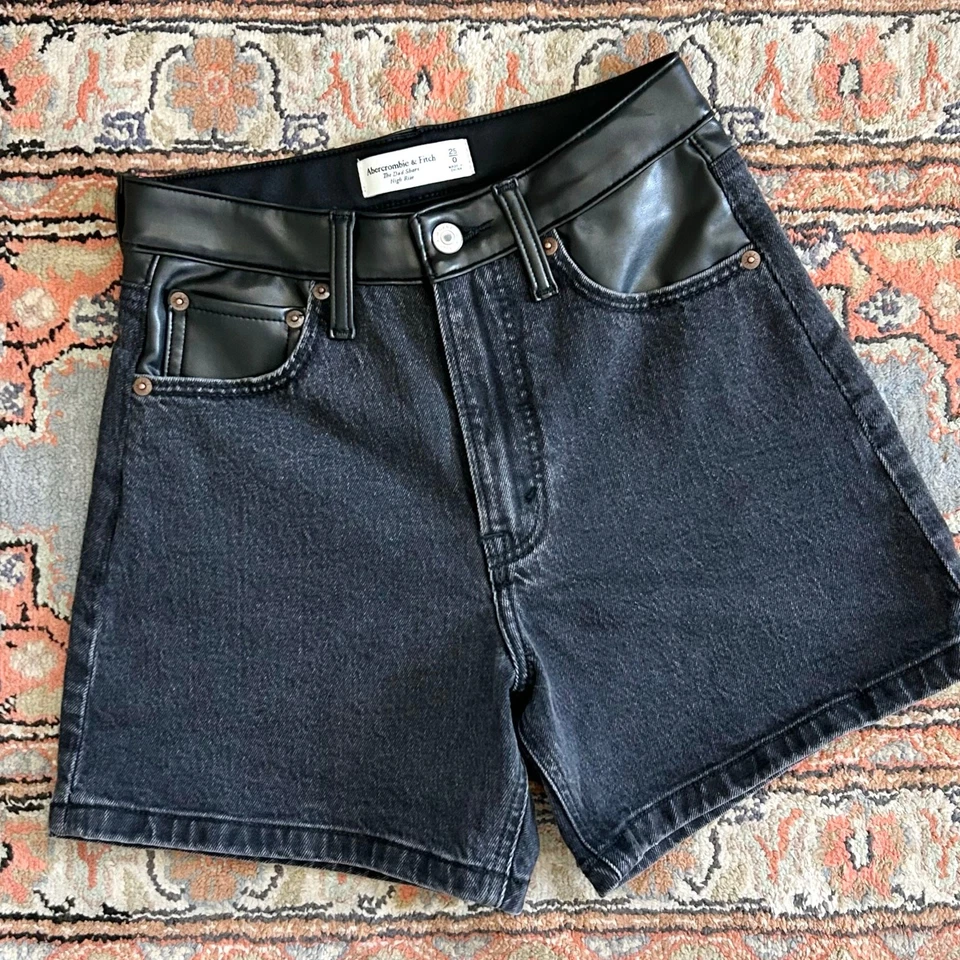 Pantalones cortos de mezclilla de tiro alto de cuero sintético Abercrombie & Fitch The Dad Foto 2 de 4