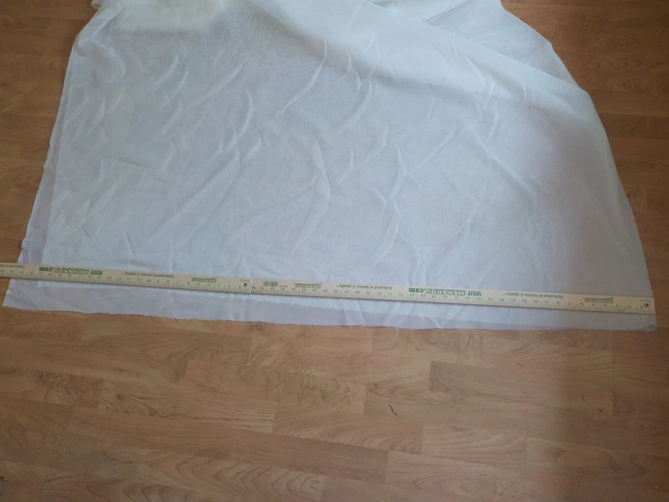 TRANSLUCENT FABRIC OFF WHITE APPROX 117 INCHES WIDE 8 YARDS OR 7.3 METERS DIRTY - Image 4 of 4