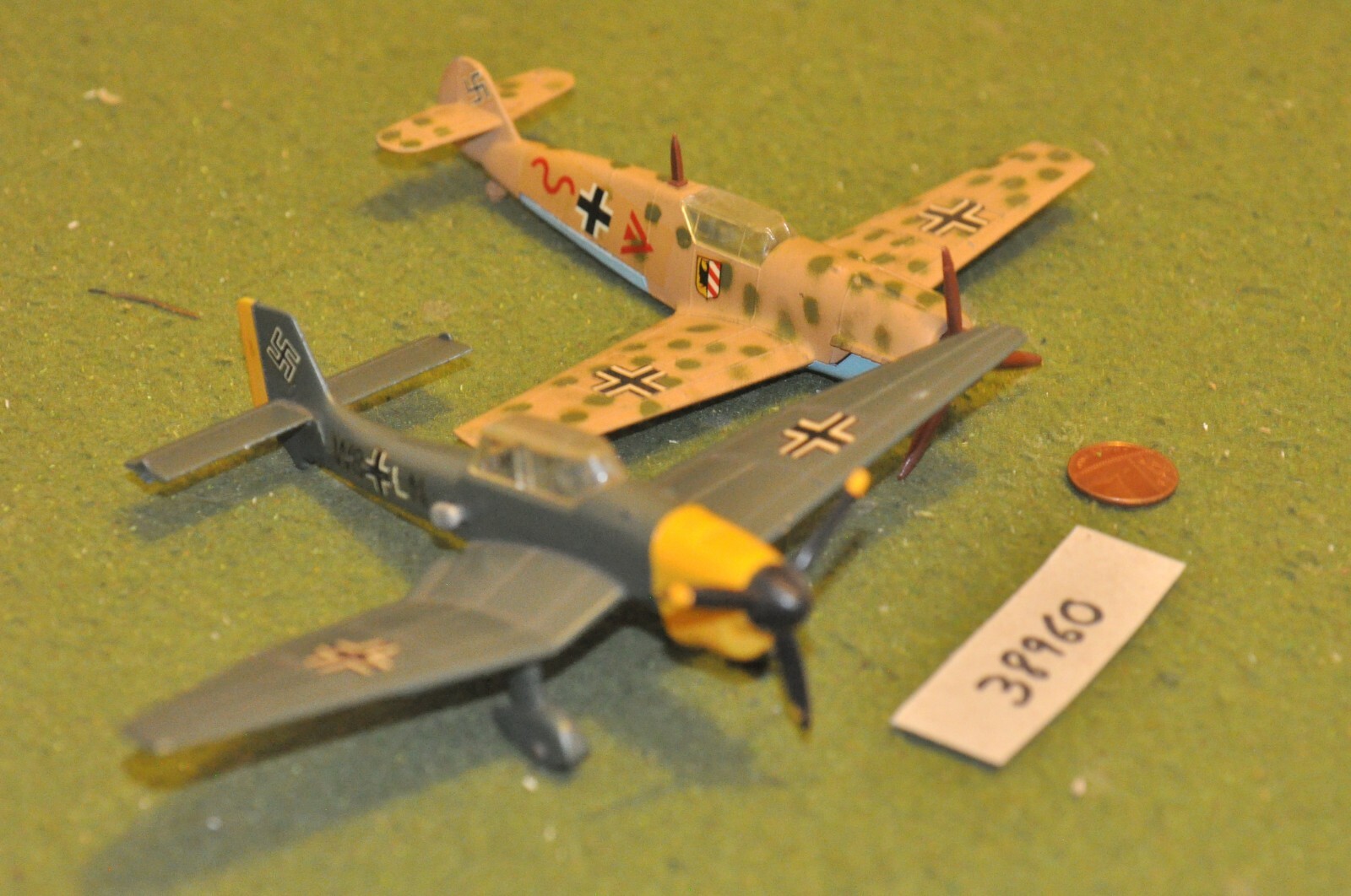 planes WW2 / german - dinky fighters penny for scale (as photo) - planes (38960) Klassiek, nieuwe versie