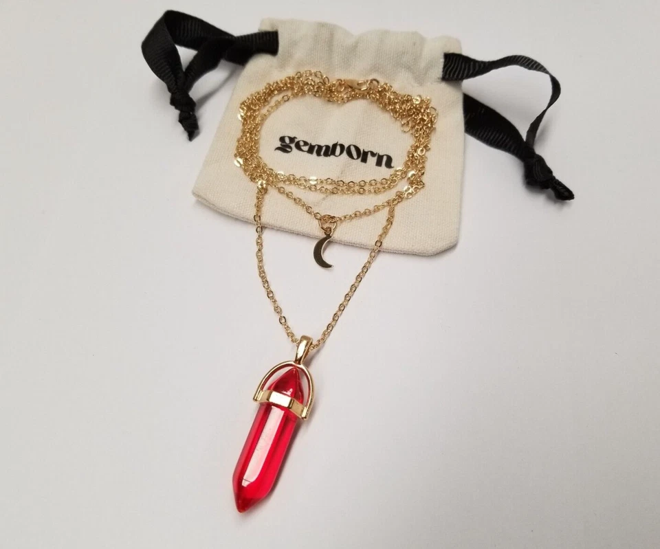 Collar en capas con colgante de cristal de cornalina roja y luna creciente tono dorado Foto 4 de 4