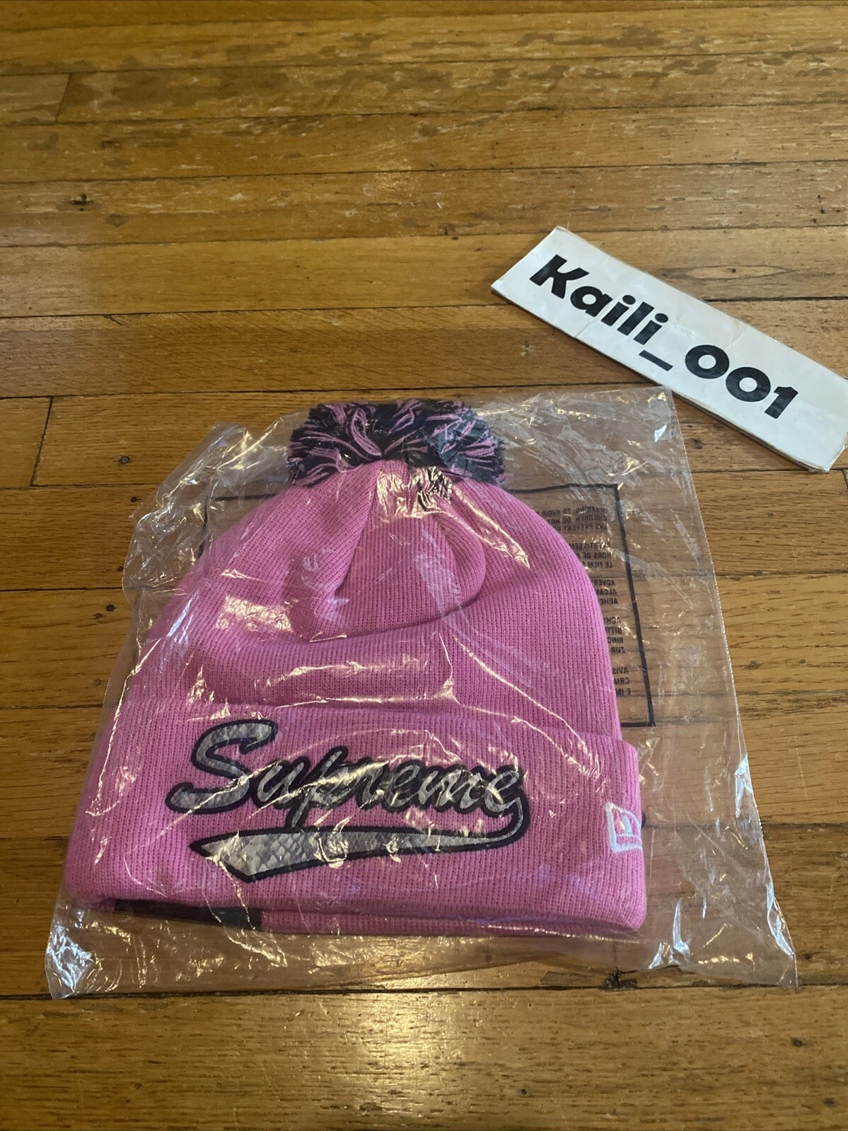 Supreme New Era Snake Script Beanie FW17 rose C