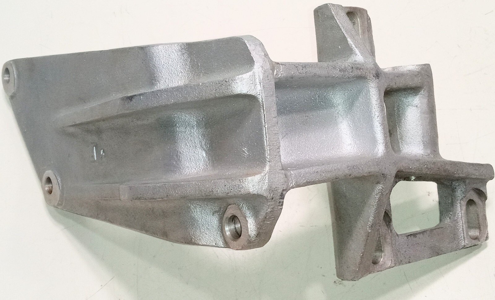 Ferrari 365 GTB/4 Daytona Engine Air Conditioning Mounting Support Bracket_32335