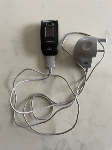 GENUINE 100% VINTAGE SAMSUNG FLIP PHONE & CHARGER PLUG FOR SPARES OR REPAIR - Picture 2 of 9