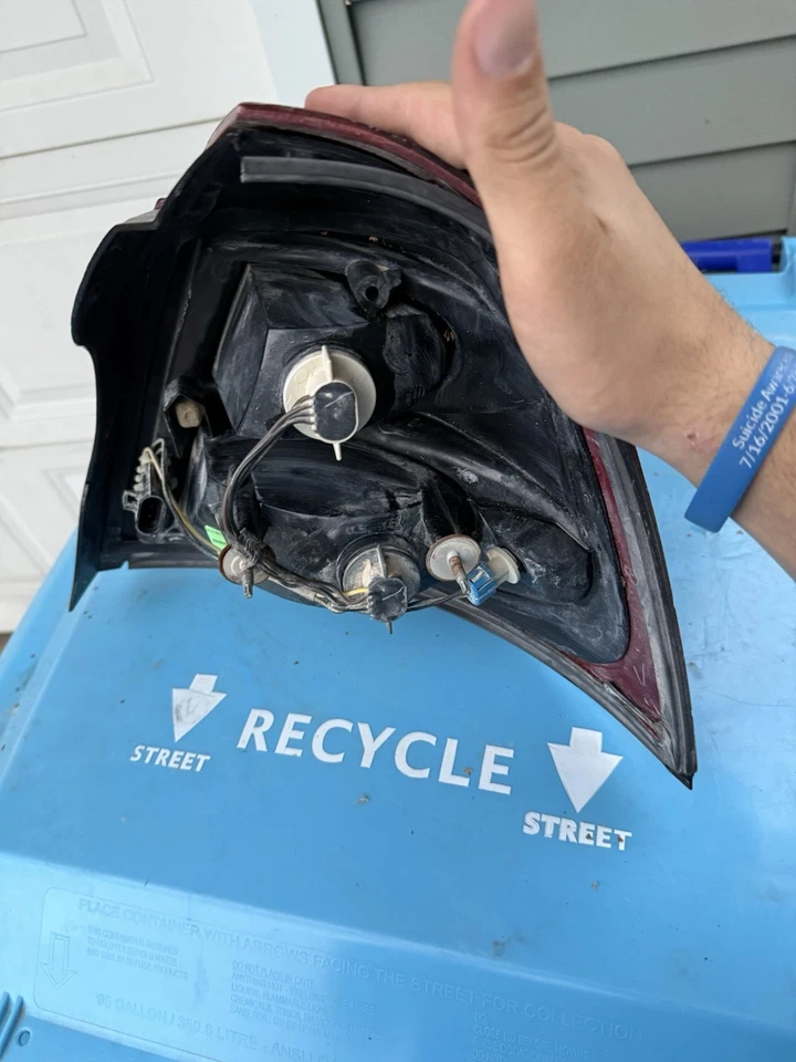 适用于 2004 - 2008 庞蒂亚克大奖赛尾灯乘客侧 — 第 3/3 张图片