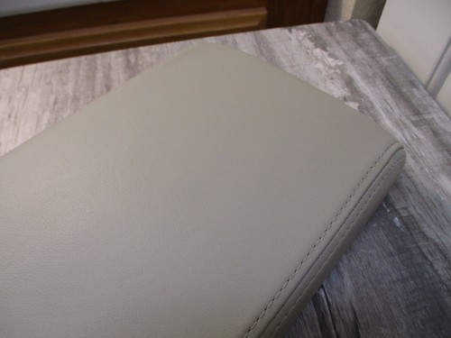 2006-2011 Cadillac DTS REAR Console Lid Armrest Cover OEM Shale Tan Beige Clean - Picture 9 of 16