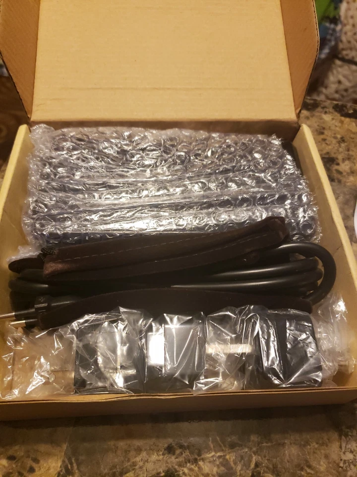 Bestek MRJ201GU 4-Port USB 3 Outlets 200W 100-240V Universal Travel Adapter - Image 4 of 4