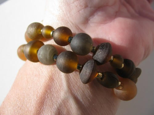 VTG.RETRO GOLDEN SMOKEY TOPAZ SEA GLASS ODD SHAPES BEADS MEMORY WIRE BRACELET - Picture 5 of 6