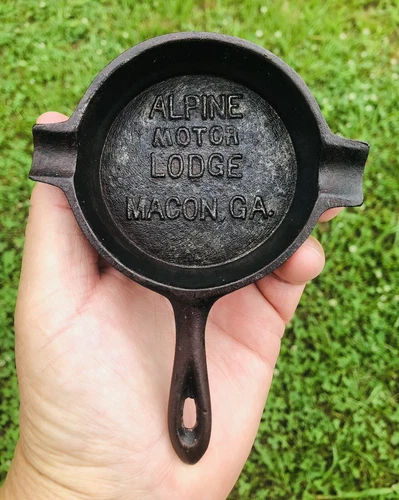 Vintage mini ALPINE MOTOR LODGE MACON, GA. cast iron SKILLET ASHTRAY (Georgia)