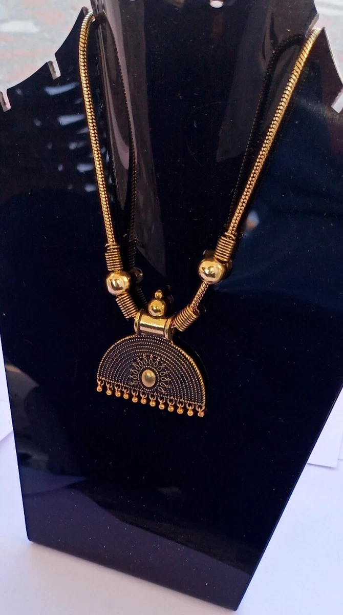 Gold chain deals big pendant
