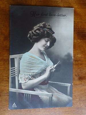 R130 ''Ihr erster Liebesbrief'' - Junge Frau Postkarte Foto Bromid Serie