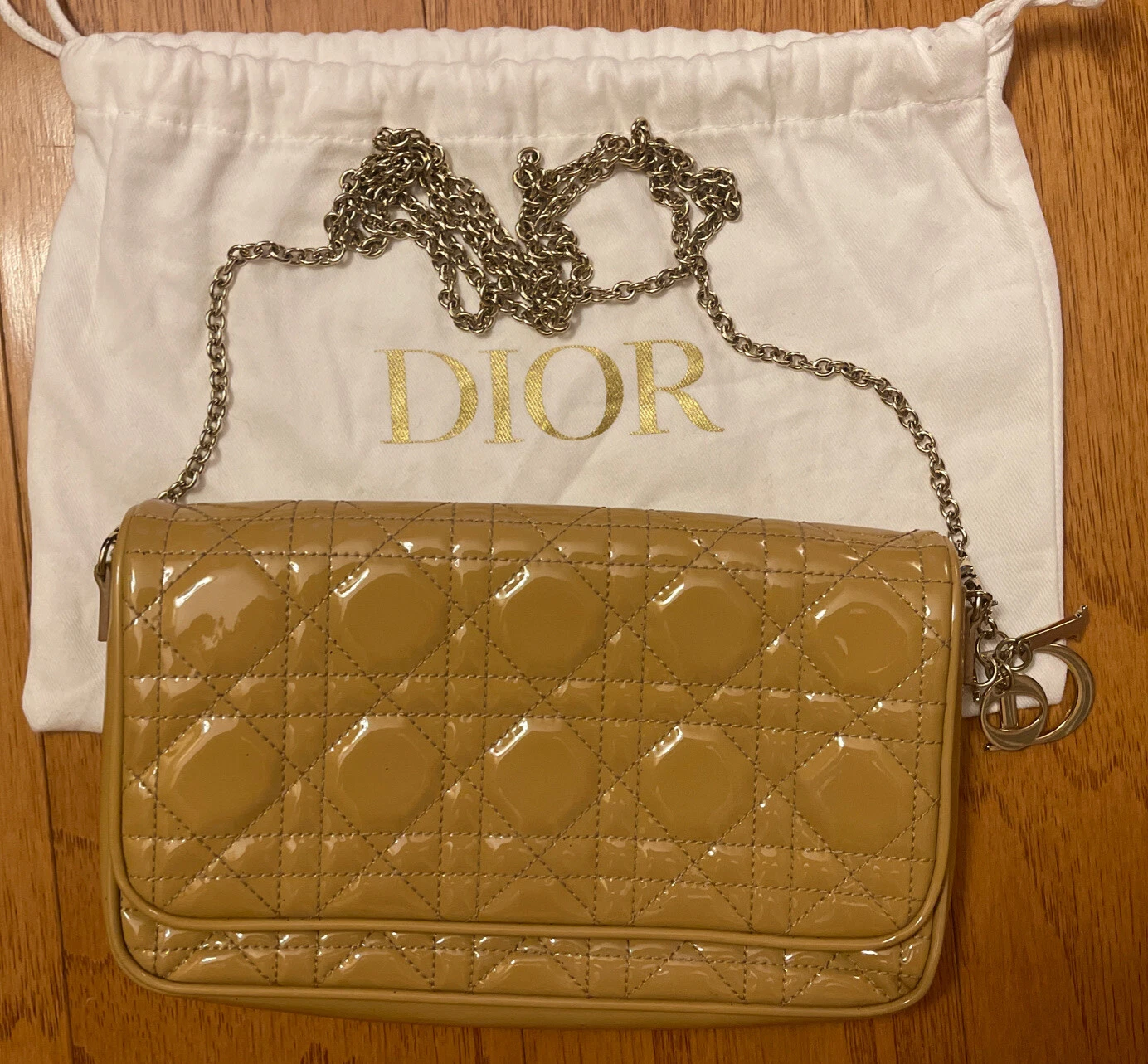 Sac d'embrayage chaîne amovible Dior Lady Dior avec charmes excellent état