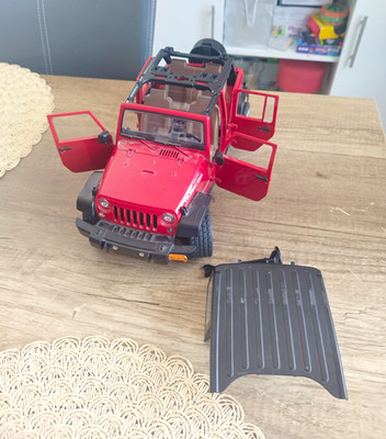 Rotes Spielzeugauto Geländewagen PKW Rubicon Aufdruck mit Dach abnehmbar