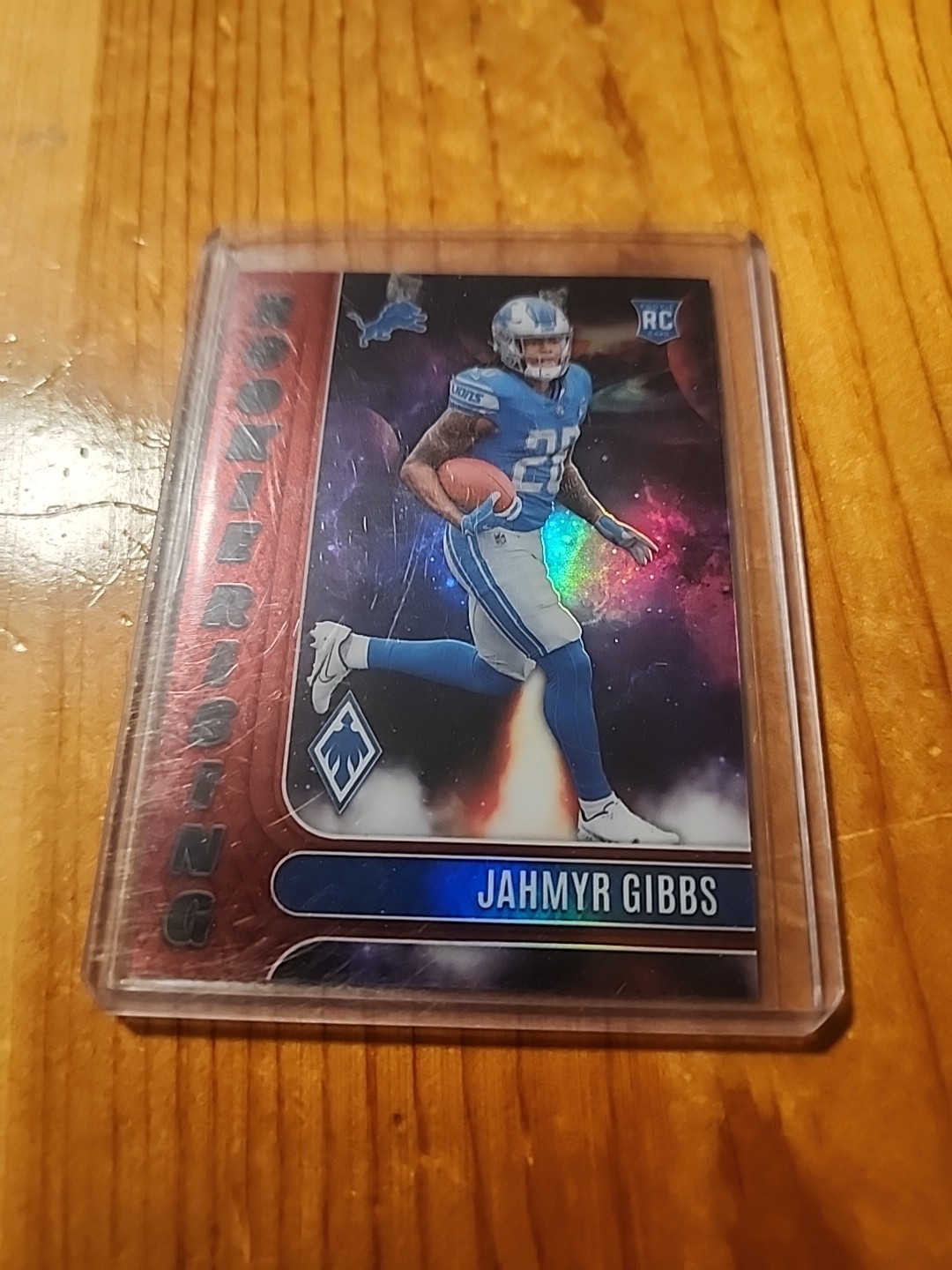 2023 Panini Phoenix - Rookie Rising Jahmyr Gibbs #RIS-8 Red /199 (RC)