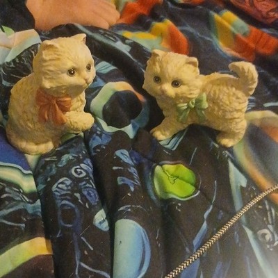 Set of 2 Cat Figurines with Bows Pair of Collectible Cats Decorative Display