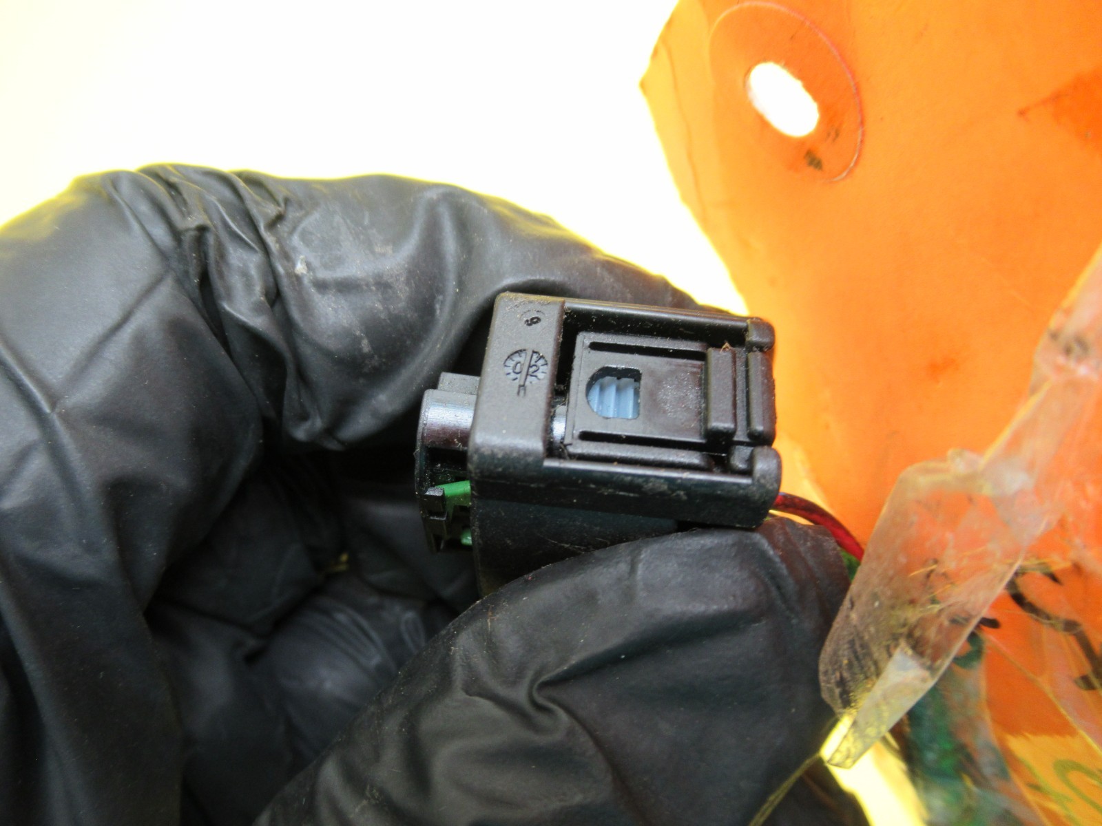 WIRE PLUG CONNECTOR OFF YAW RATE ABS BRAKE CONTROL BCM COMPUTER ECM ECU SAAB 9-3